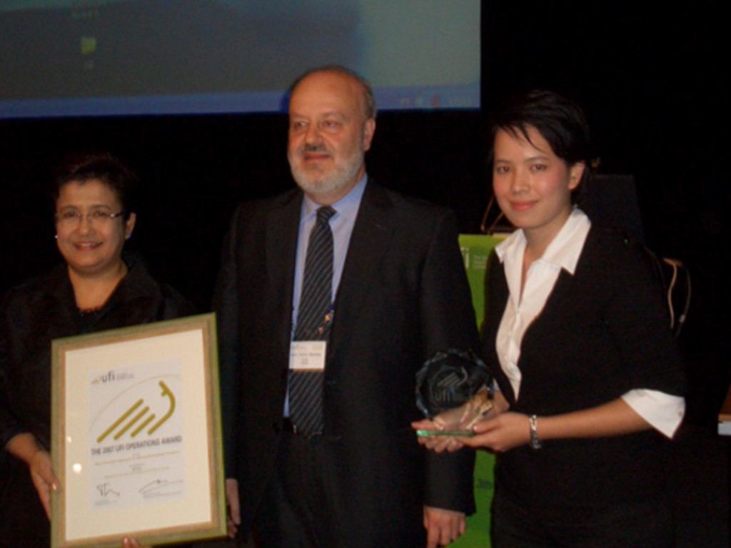 Left to right: Ms Duangdao Buranadis, Director of Operations Services for BITEC Bangkok, Mr. Juan Carlos Gomez, UFI Operations Committee Chairman and Ms Panittha Buri, Director of Marketing for BITEC, Bangkok