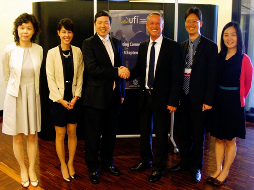 eft to right:Ms Emilia Shih, Director, Taiwan Trade Center Milano; Ms Lisa Hsieh, Project Manager, Exhibition Department, TAITRA; Mr. Walter Yeh, Executive Vice President, TAITRA; Dr. Christian Glasmacher, Chair of the UFI Marketing Committee and Senior Vice President, Koelnmesse; Mr. Thomas Huang, Manager, Exhibition Department, TAITRA; and Ms Judy Tseng, Project Manager, Exhibition Department, TAITRA.